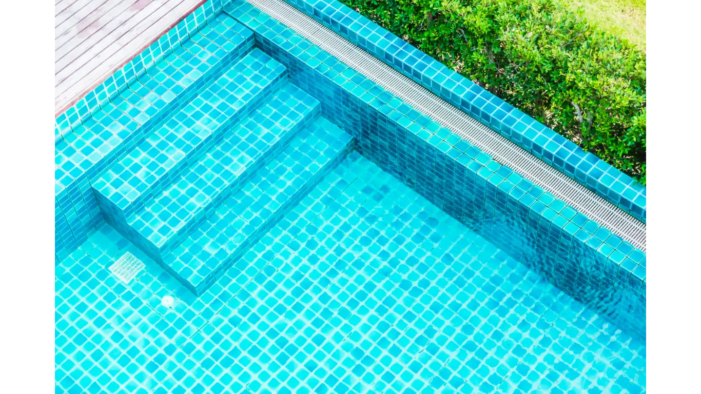 Drainage de piscine : optimiser votre installation avec des caniveaux professionnels